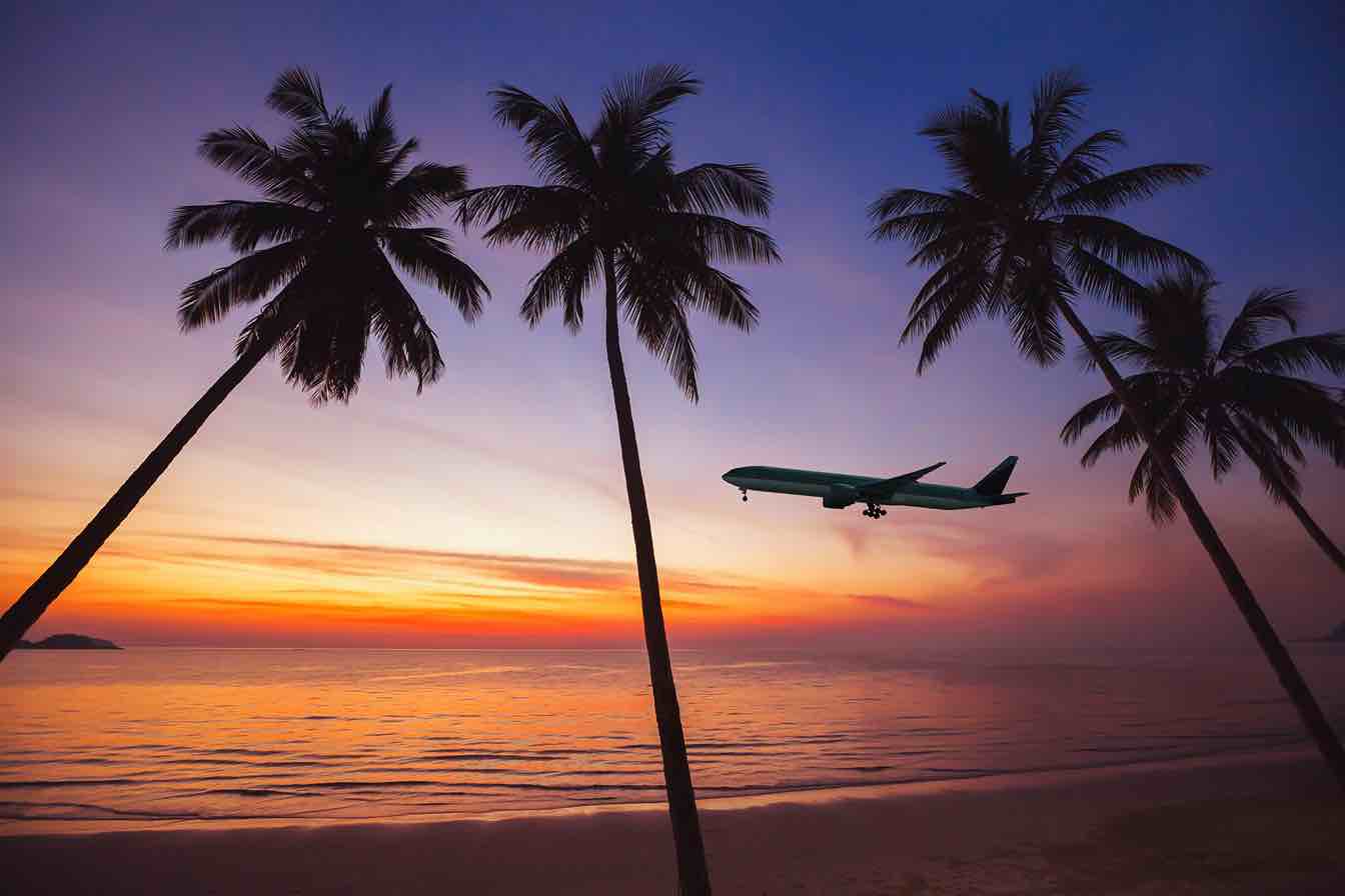 ハワイの夕焼けと飛行機